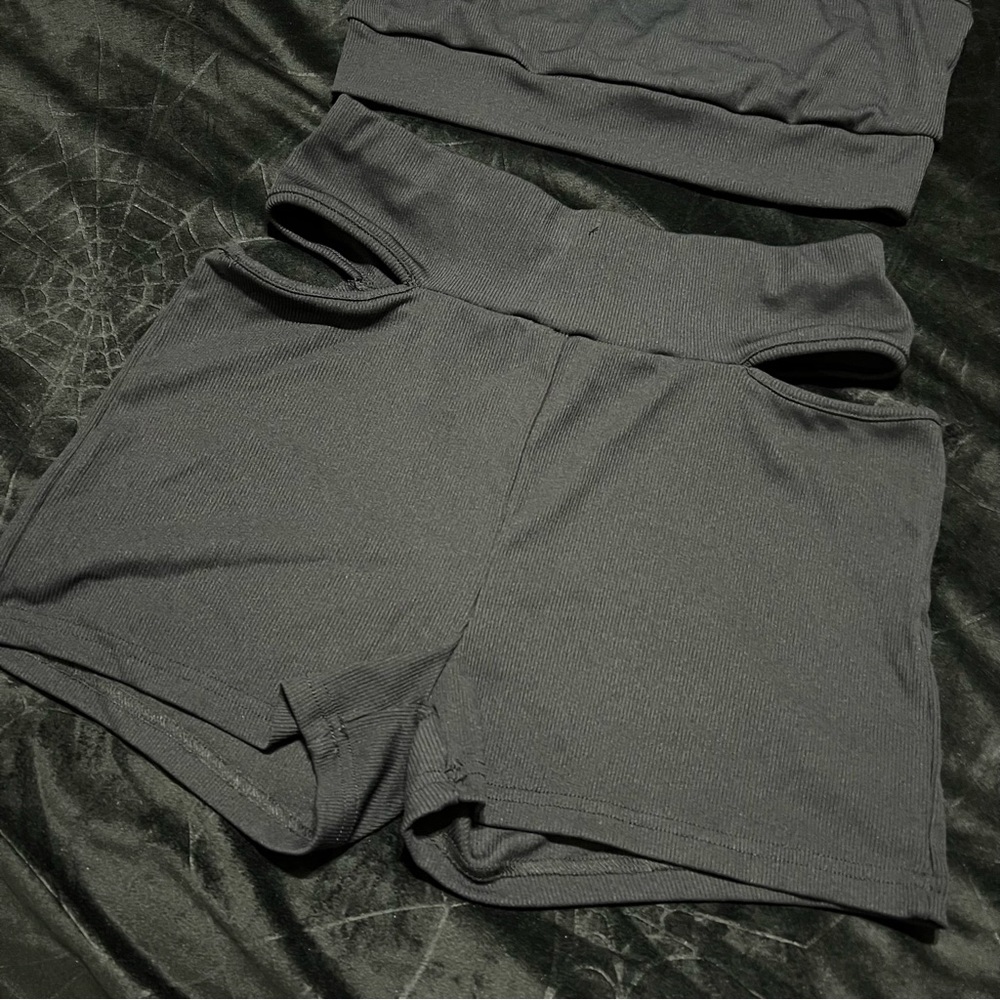Colorblock Criss Cross Top & Cut Out Biker Shorts (Large) - Picture 2 of 10